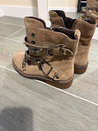 Botas moteras ante tachuelas marrones