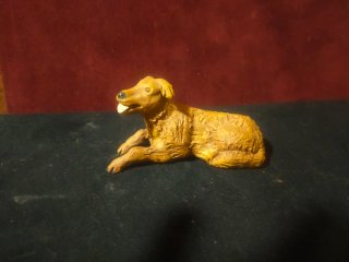 Figura artesanal perro tumbado