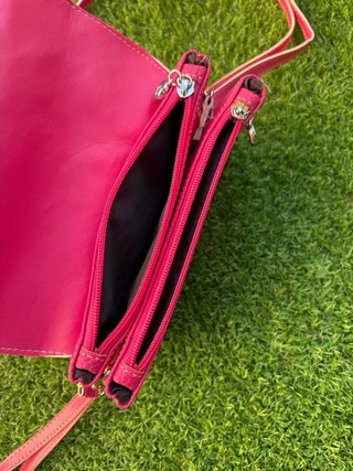Bolso bandolera rosa con textura piel serpiente