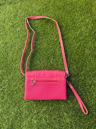 Bolso bandolera rosa con textura piel serpiente