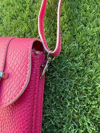 Bolso bandolera rosa con textura piel serpiente
