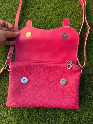 Bolso bandolera rosa con textura piel serpiente