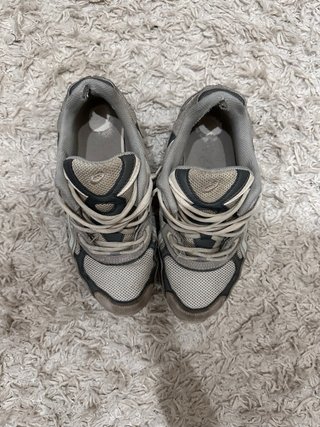 Zapatillas Asics grises y blancas