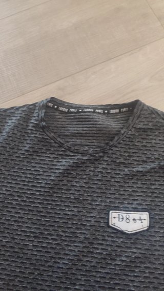 Camiseta gris con textura