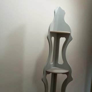Estantería de esquina de madera