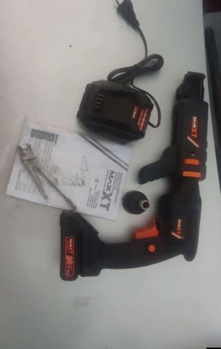 Taladro MAX XT 20V con cargador y manual