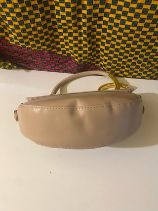 Borsa nera con manico dorato