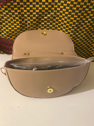 Borsa nera con manico dorato