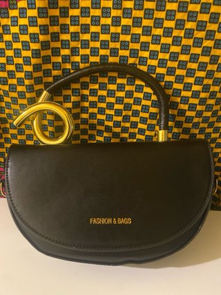 Borsa nera con manico dorato