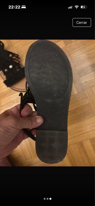 Sandalias negras con flecos