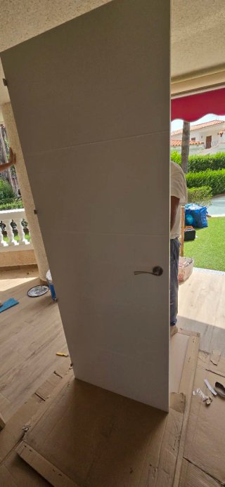 Puerta blanca brillante con 4 rayas