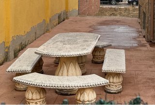 Tavolo e panche in pietra per giardino