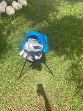 Bolsa de golf junior con palos.
