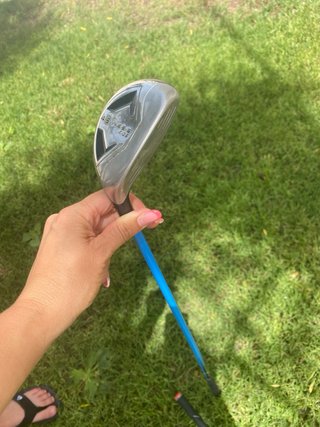 Bolsa de golf junior con palos.