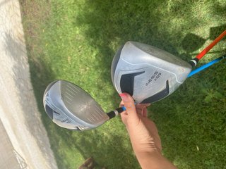 Bolsa de golf junior con palos.