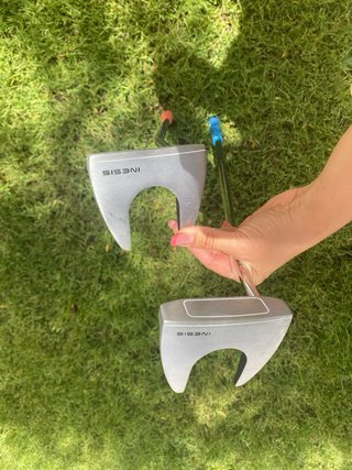 Bolsa de golf junior con palos.