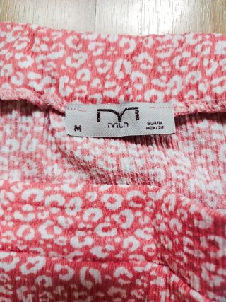 Falda larga roja con estampado floral