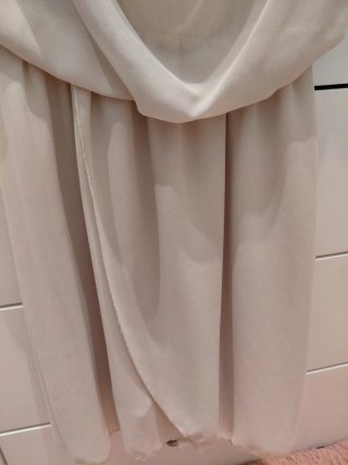 Vestido cóctel drapeado beige.