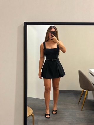 Vestido negro corto con cinturón