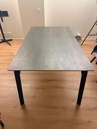 Mesa de comedor moderna gris y negra