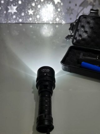 Linterna de buceo con cargador y batería 1000lm
