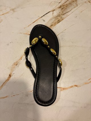 Sandalias negras con adornos dorados