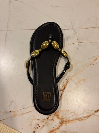 Sandalias negras con adornos dorados