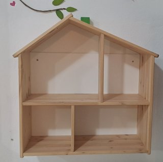 Estantería de madera estilo casa