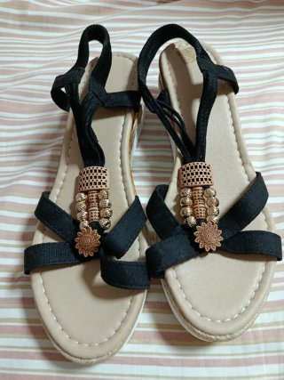 Sandalias Beige y Negras con Adornos