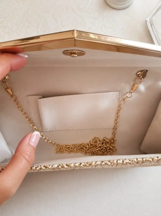 Elegante clutch tipo rafia beige y dorado