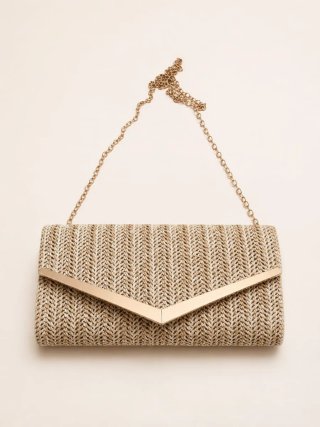 Elegante clutch tipo rafia beige y dorado