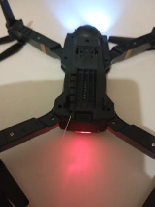 Dron con cámara verde y dorado