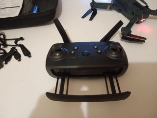 Dron con cámara verde y dorado