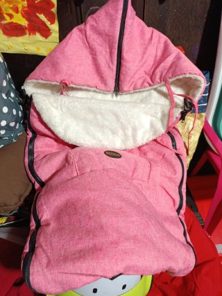 Saco de bebé rosa con pelo