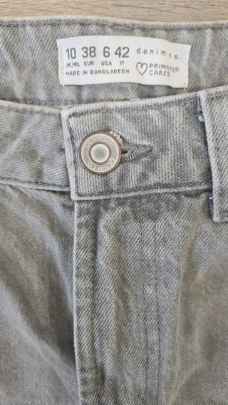Pantalón corto vaquero desgastado