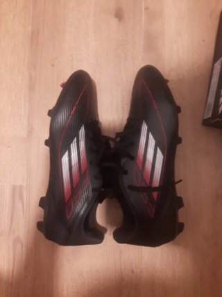 Botas de fútbol Adidas Negras y Rojas