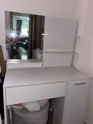 Tocador blanco con espejo y estantes