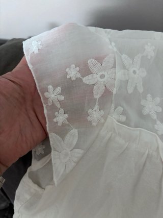 Blusa blanca con bordado floral