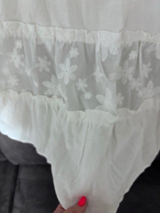 Blusa blanca con bordado floral