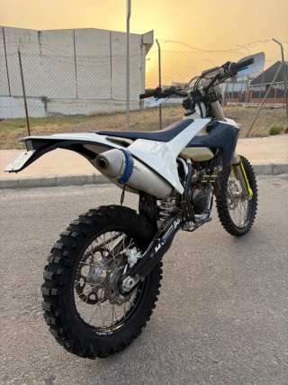 Husqvarna Enduro Moto Blanca y Azul