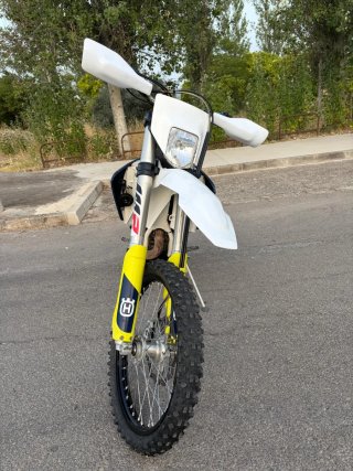 Husqvarna Enduro Moto Blanca y Azul