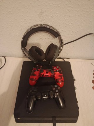 PS4 Slim 500 GB + 2 Mandos