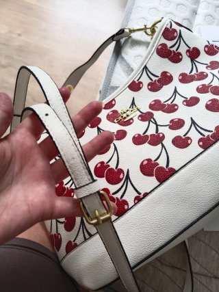 Bolso con estampado de cerezas