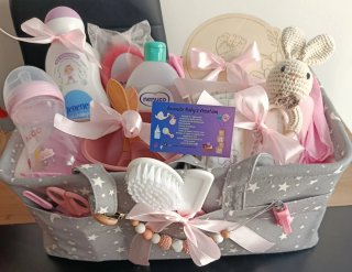 Canastilla bebé rosa con accesorios