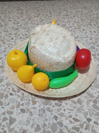 Sombrero de paja con frutas decorativas