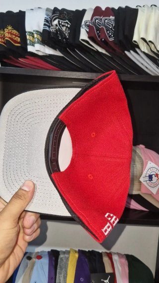Gorra New Era Chicago Bulls Curva Roja y Negra