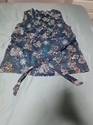 Camisa floral azul sin mangas