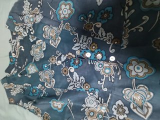Camisa floral azul sin mangas