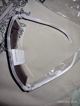 Gafas de sol blancas y transparentes.