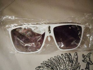 Gafas de sol blancas y transparentes.